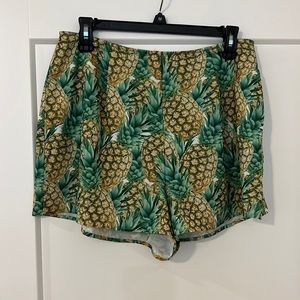 Show me your Mumu pineapple shorts size large.